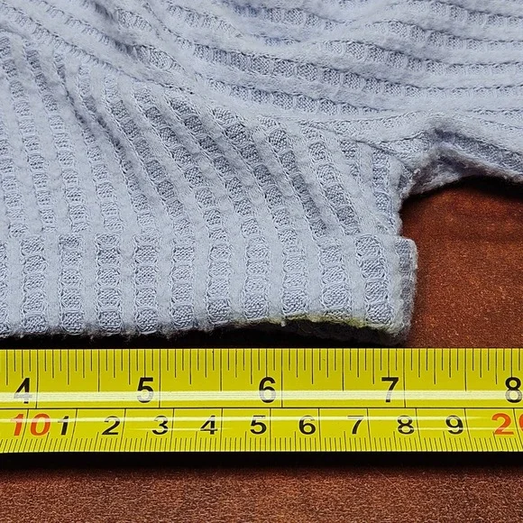 Natural Reflections Blue Waffle Knit V-Neck Top Size Medium EUC - Picture 9 of 11